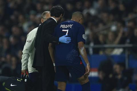 PSG s Kylian Mbappe leaves the pitch with an injury during the French League One soccer match between Paris Saint Germain and Olympique de Marseille at Parc des Princes stadium in Paris, France, Sunday, Sept. 24, 2023. (AP Photo/Aurelien Morissard)