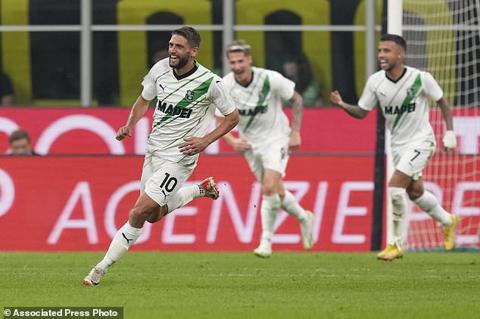 Sassuolo s Domenico Berardi celebrates after scoring his side s second goal during the Serie A soccer match between Inter Milan and Sassuolo at the San Siro Stadium, in Milan, Italy, Wednesday, Sept. 27, 2023. (AP Photo/Antonio Calanni)