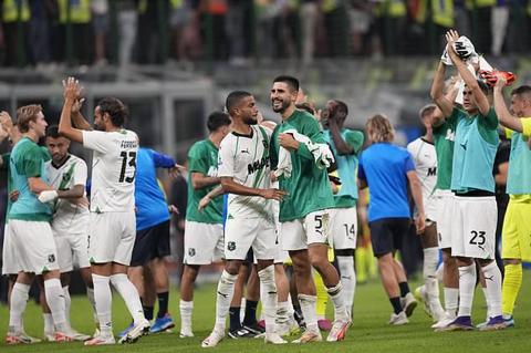 Sassuolo players celebraten after the Serie A soccer match between Inter Milan and Sassuolo at the San Siro Stadium, in Milan, Italy, Wednesday, Sept. 27, 2023. Sassuolo won 2-1. (AP Photo/Antonio Calanni)