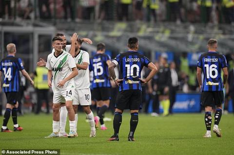 Sassuolo players celebrate as Inter Milan players are dejected after the Serie A soccer match between Inter Milan and Sassuolo at the San Siro Stadium, in Milan, Italy, Wednesday, Sept. 27, 2023. Sassuolo won 2-1. (AP Photo/Antonio Calanni)
