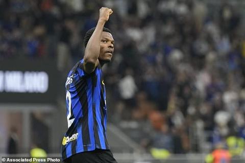 Inter Milan s Denzel Dumfries celebrates after scoring his side s opening goal during the Serie A soccer match between Inter Milan and Sassuolo at the San Siro Stadium, in Milan, Italy, Wednesday, Sept. 27, 2023. (AP Photo/Antonio Calanni)