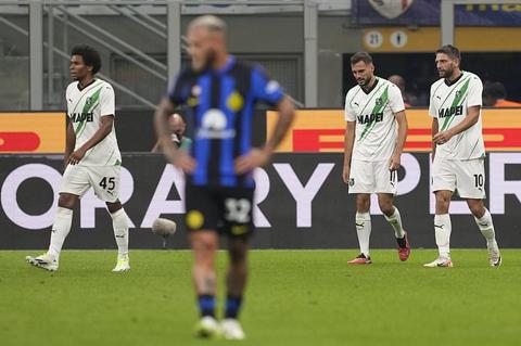 Sassuolo s Nedim Bajrami, centre left, celebrates after scoring his side s opening goal during the Serie A soccer match between Inter Milan and Sassuolo at the San Siro Stadium, in Milan, Italy, Wednesday, Sept. 27, 2023. (AP Photo/Antonio Calanni)