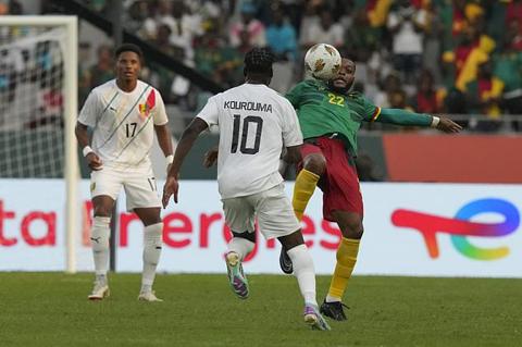 Guinea´s 10 men battled on in the second half to frustrate Cameroon (Sunday Alamba/AP)