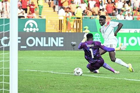 Mohamed Bayo (R) scores for Guinea against Cameroon in Yamoussoukro.