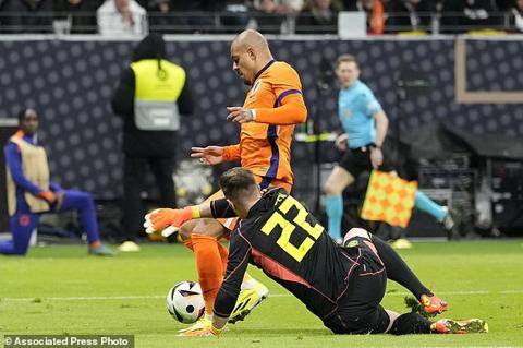 Germany s goalkeeper Marc-Andre ter Stegen, right, challenges Netherlands Donyell Malen during the international friendly soccer match between Germany and Netherlands at the Deutsche Bank Park in Frankfurt, Germany on Tuesday, March 26, 2024. (AP Photo/Martin Meissner)