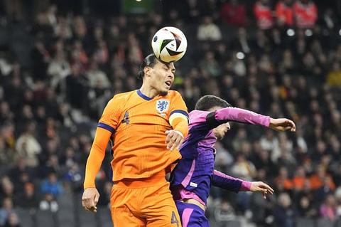 Germany s Kai Havertz, right, challenges Netherlands Virgil van Dijk during the international friendly soccer match between Germany and Netherlands at the Deutsche Bank Park in Frankfurt, Germany on Tuesday, March 26, 2024. (AP Photo/Martin Meissner)
