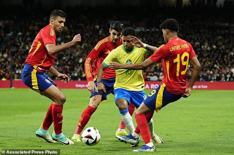 Brazil s Rodrygo, centre right, tries to get past Spain s Rodrigo, left, Alvaro Morata, 2nd left and Lamine Yamal during a friendly soccer match between Spain and Brazil at the Santiago Bernabeu stadium in Madrid, Spain, Tuesday, March 26, 2024. (AP Photo/Jose Breton)
