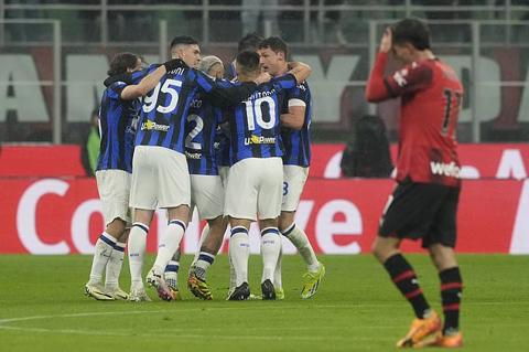 Inter Milan pla yers celebrate after their teammate Francesco Acerbi scores his side s opening goal during a Serie A soccer match between AC Milan and Inter Milan at the San Siro stadium in Milan, Italy, Monday, April 22, 2024. (AP Photo/Luca Bruno)