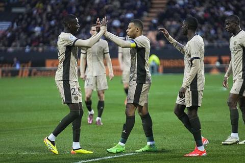 PSG players celebrate with Kylian Mbappe, center, who scored his side s fourth goal during the French League One soccer match between Lorient and Paris Saint-Germain at the Moustoir stadium in Lorient, Brittany, western France, Wednesday, April 24, 2024. (AP Photo/Michel Euler)